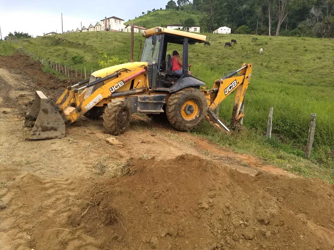 Secretaria de Obras recupera estrada que Liga Jacareci a Pau Brasil
Recuperar e manter as estradas vicinais em bom estado de trânsito é um importante